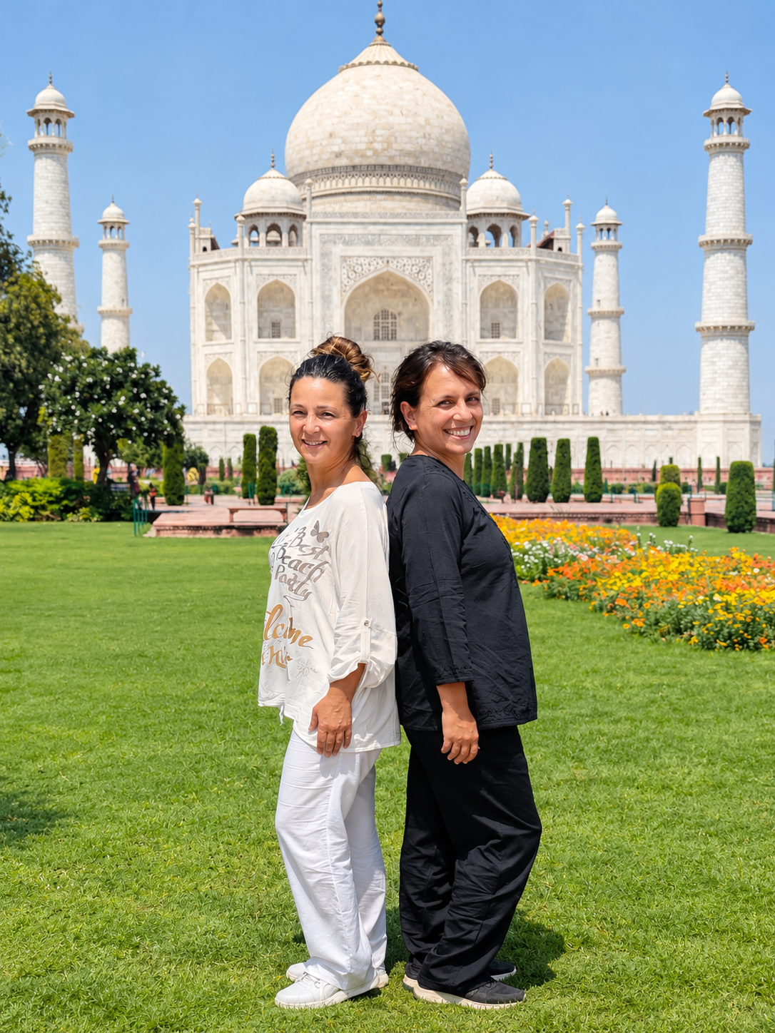Lucrecia Otero y Sonia Lorenzo frente al Taj Mahal